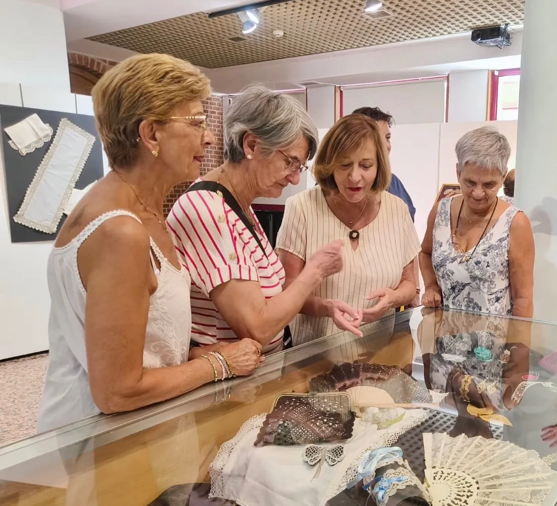 Foto 2 - Las Encajeras de Pe&ntilde;aranda muestran sus llamativos trabajos en una exposici&oacute;n como antesala de su XVIII Encuentro Nacional de este s&aacute;bado