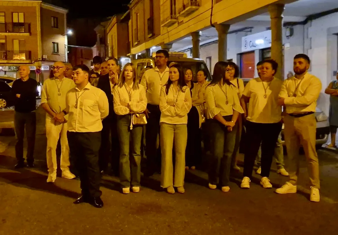 Foto 4 - Vecinos y fieles arropan a Nuestra Se&ntilde;ora de la Piedad en su salida extraordinaria organizada por la cofrad&iacute;a de la Vera Cruz