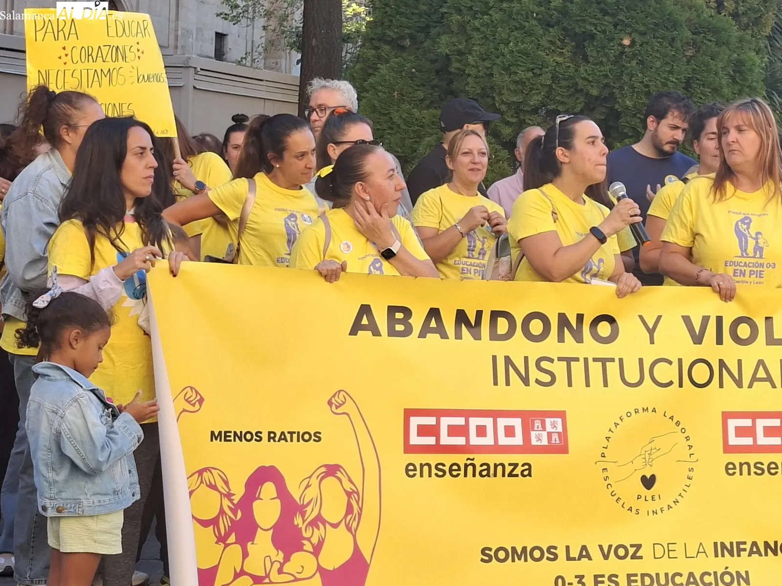 Concentración de las educadoras del primer nivel de Educación Infantil en la plaza de Los Bandos de Salamanca. Fotos: R.M.G.