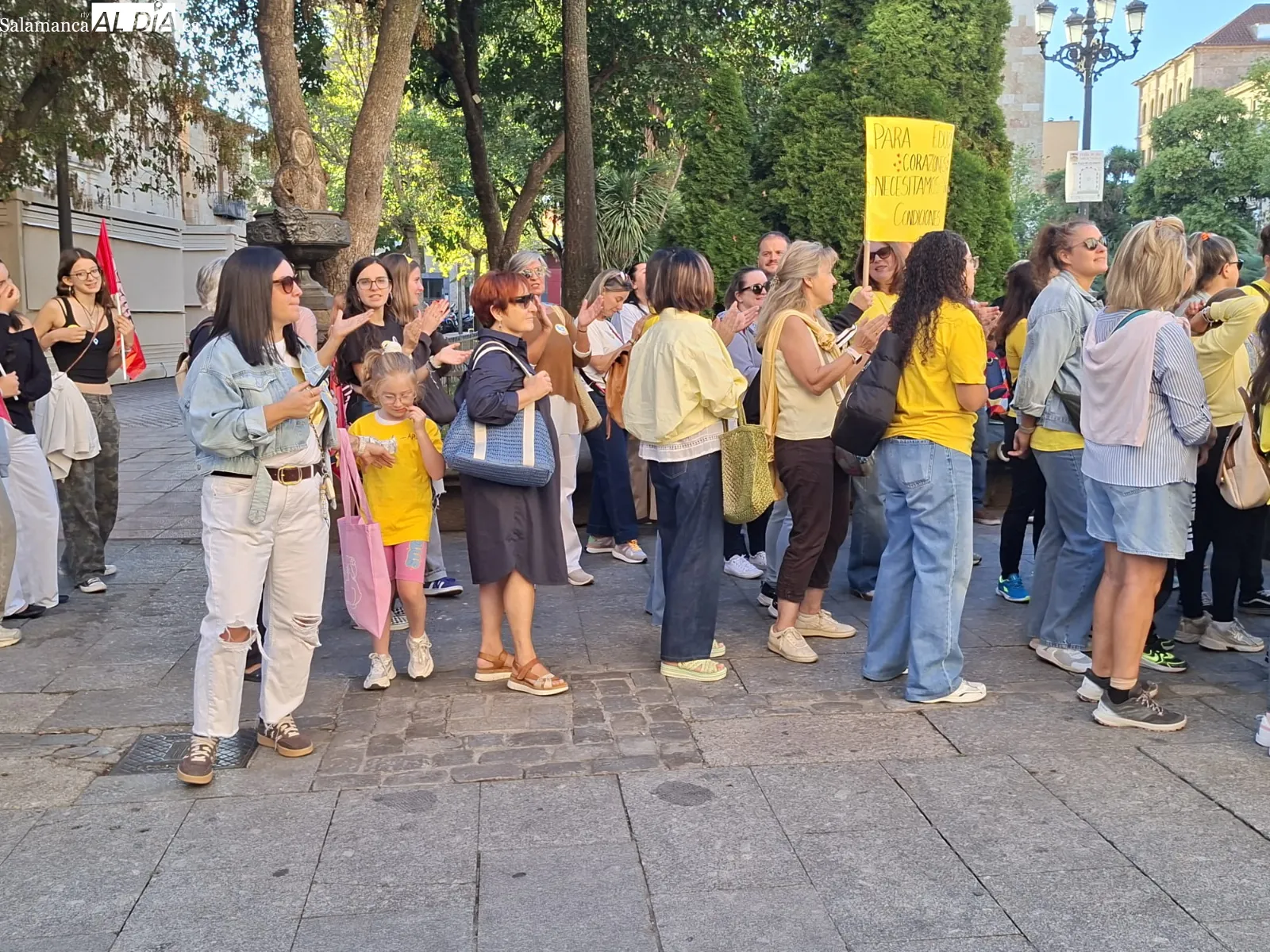 Concentración de las educadoras del primer nivel de Educación Infantil en la plaza de Los Bandos de Salamanca. Fotos: R.M.G.