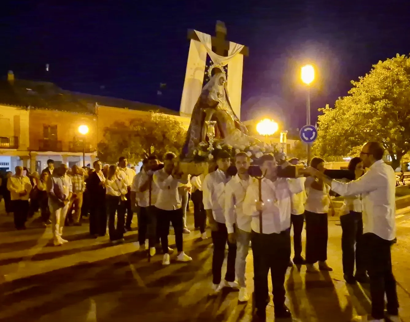 Foto 5 - Vecinos y fieles arropan a Nuestra Se&ntilde;ora de la Piedad en su salida extraordinaria organizada por la cofrad&iacute;a de la Vera Cruz