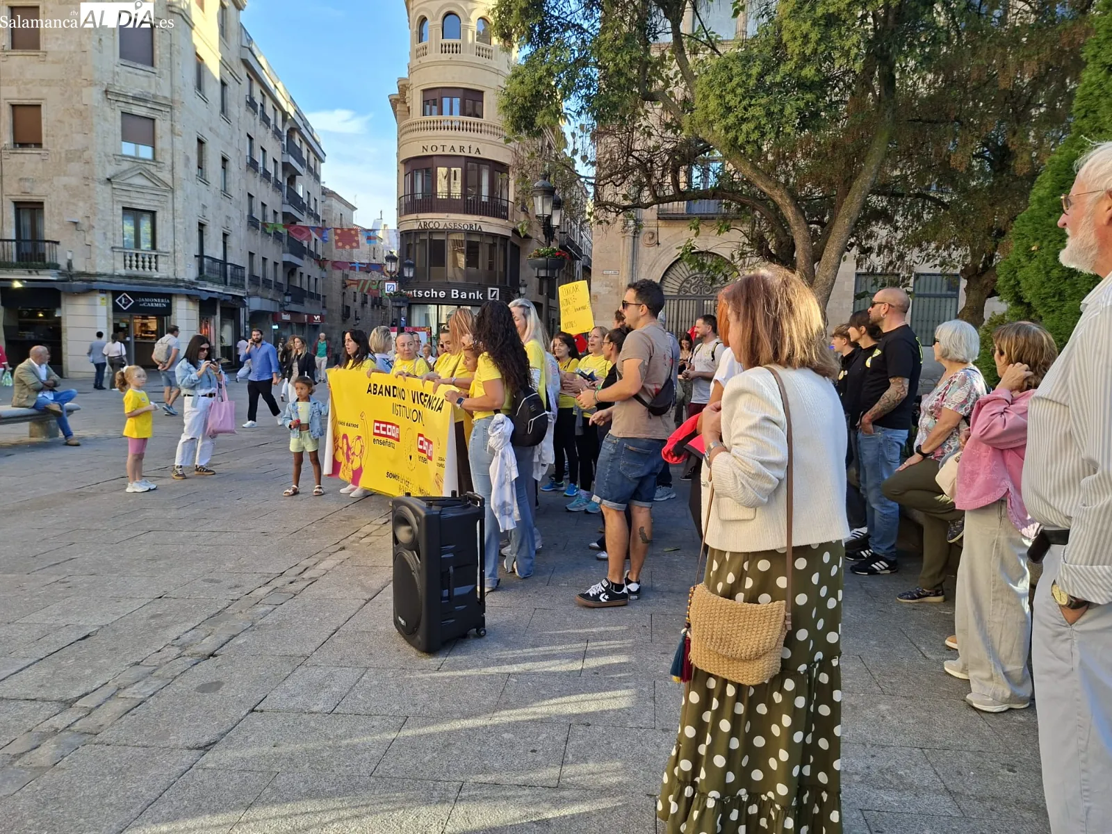 Concentración de las educadoras del primer nivel de Educación Infantil en la plaza de Los Bandos de Salamanca. Fotos: R.M.G.