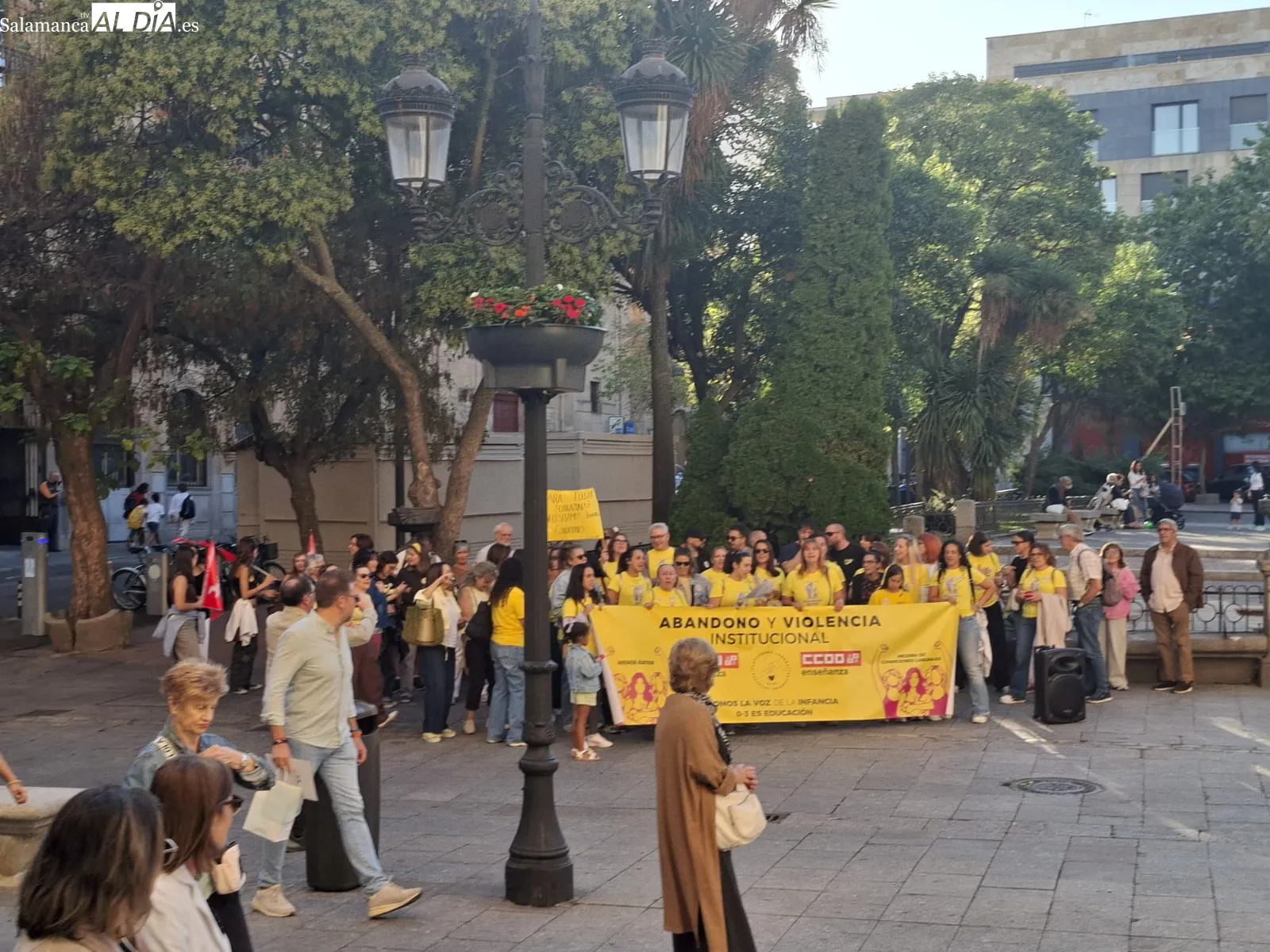 Concentración de las educadoras del primer nivel de Educación Infantil en la plaza de Los Bandos de Salamanca. Fotos: R.M.G.