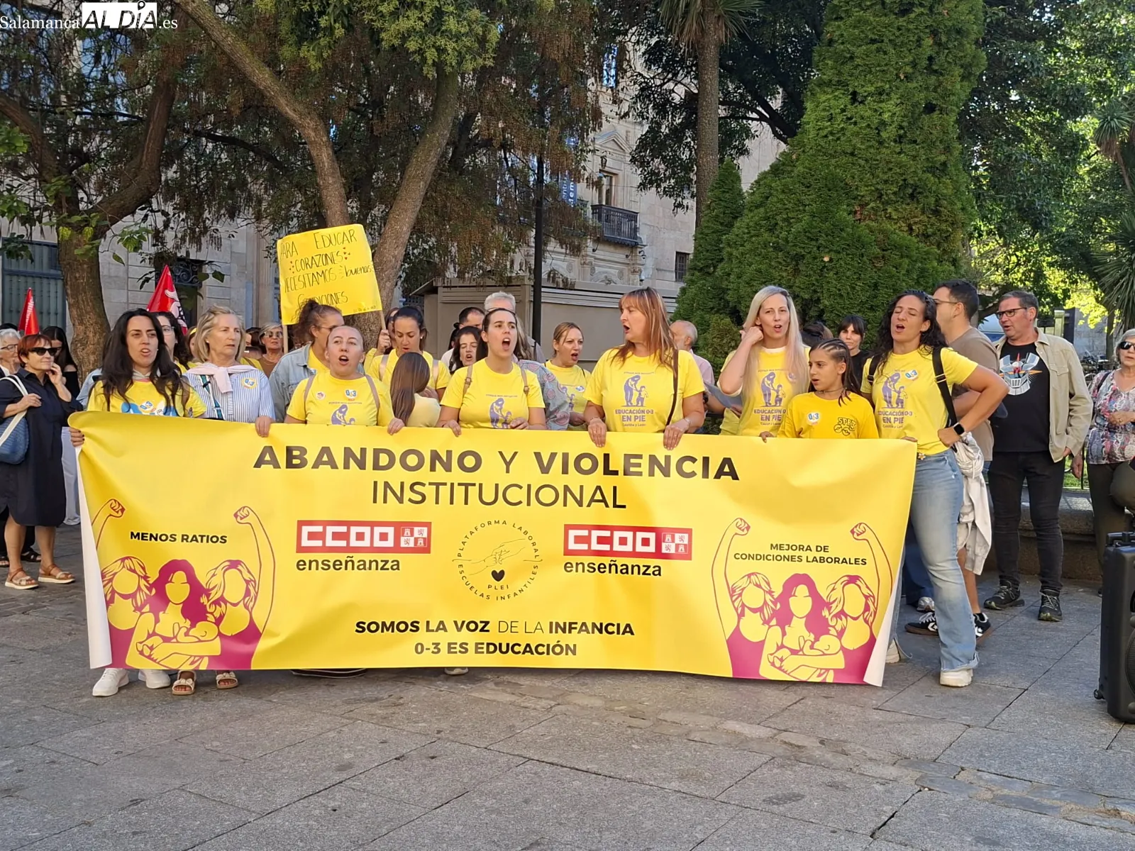 Concentración de las educadoras del primer nivel de Educación Infantil en la plaza de Los Bandos de Salamanca. Fotos: R.M.G.