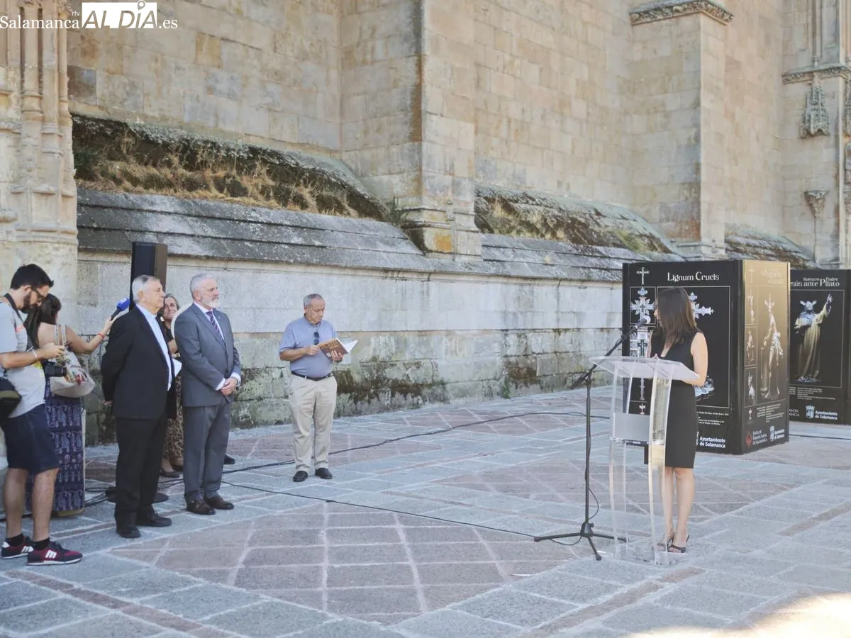 Inauguración de la exposición 'Caras y Cruces' en el atrio de la Catedral de Salamanca. Fotos: Facebook Junta de Semana Santa de Salamanca