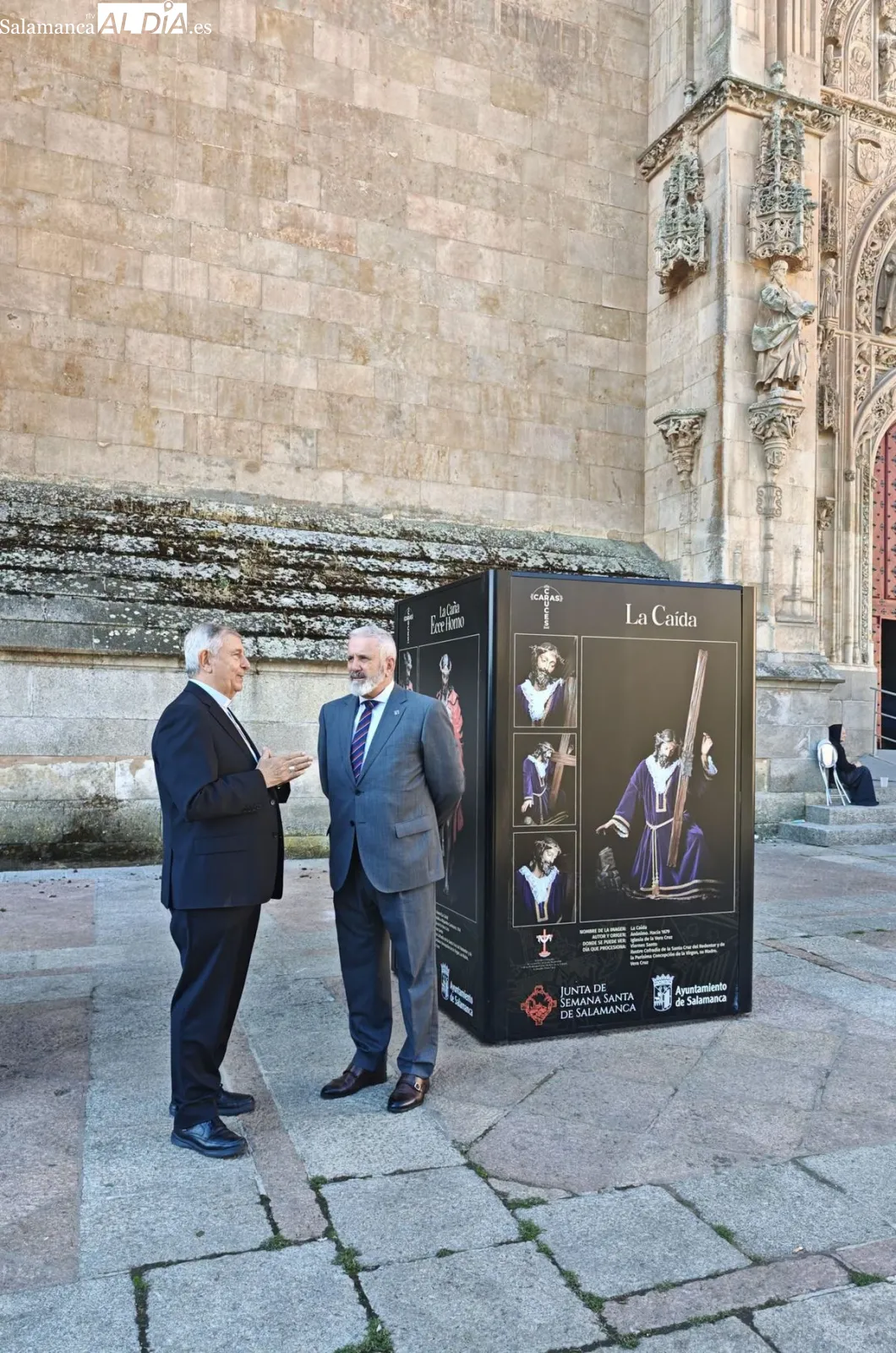 Inauguración de la exposición 'Caras y Cruces' en el atrio de la Catedral de Salamanca. Fotos: Facebook Junta de Semana Santa de Salamanca
