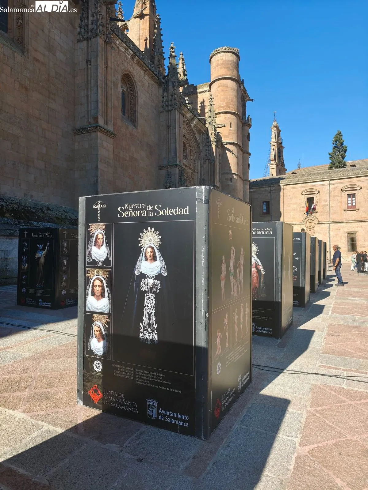 Inauguración de la exposición 'Caras y Cruces' en el atrio de la Catedral de Salamanca. Fotos: Facebook Junta de Semana Santa de Salamanca