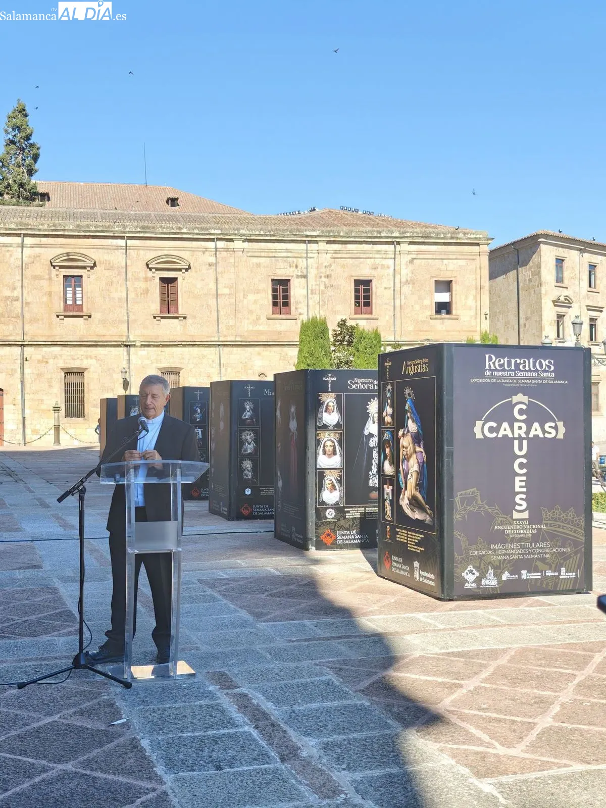 Inauguración de la exposición 'Caras y Cruces' en el atrio de la Catedral de Salamanca. Fotos: Facebook Junta de Semana Santa de Salamanca
