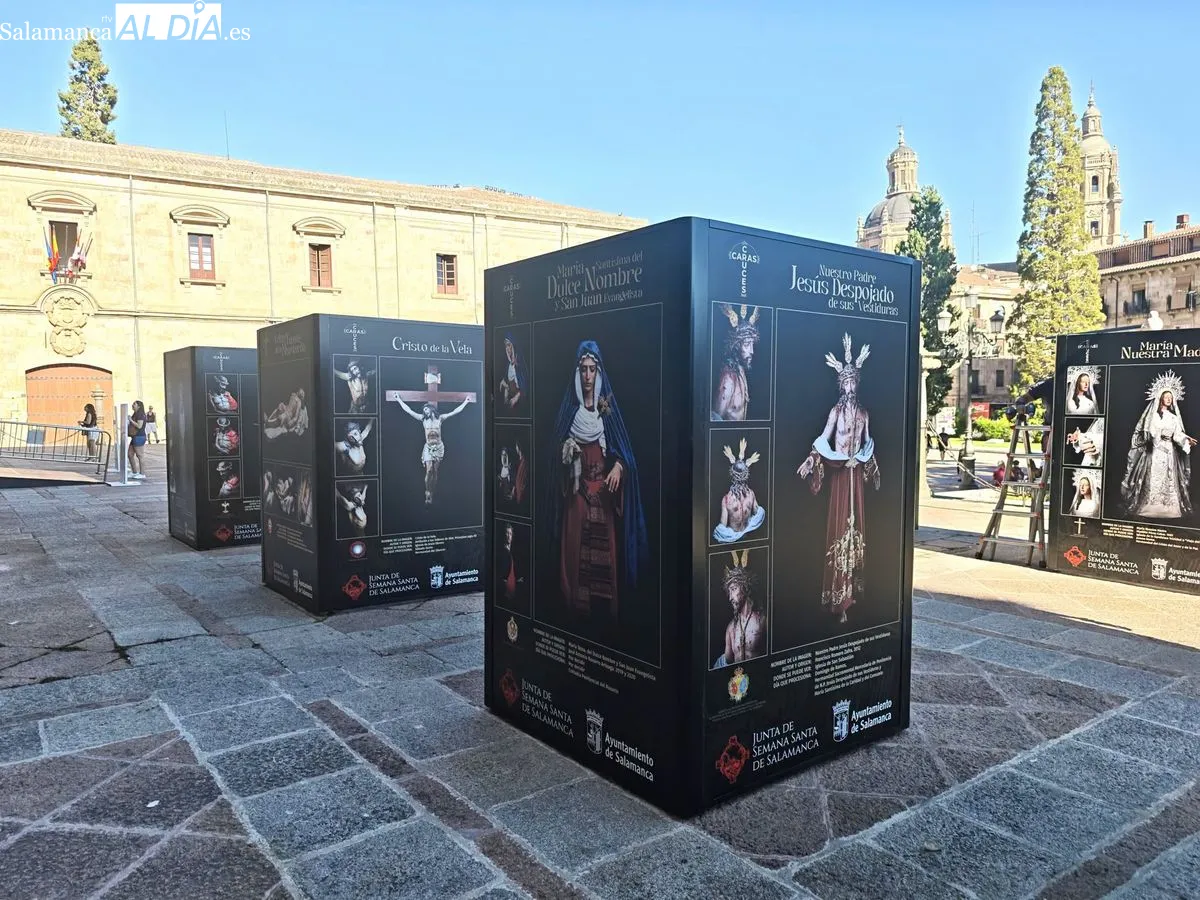 Inauguración de la exposición 'Caras y Cruces' en el atrio de la Catedral de Salamanca. Fotos: Facebook Junta de Semana Santa de Salamanca