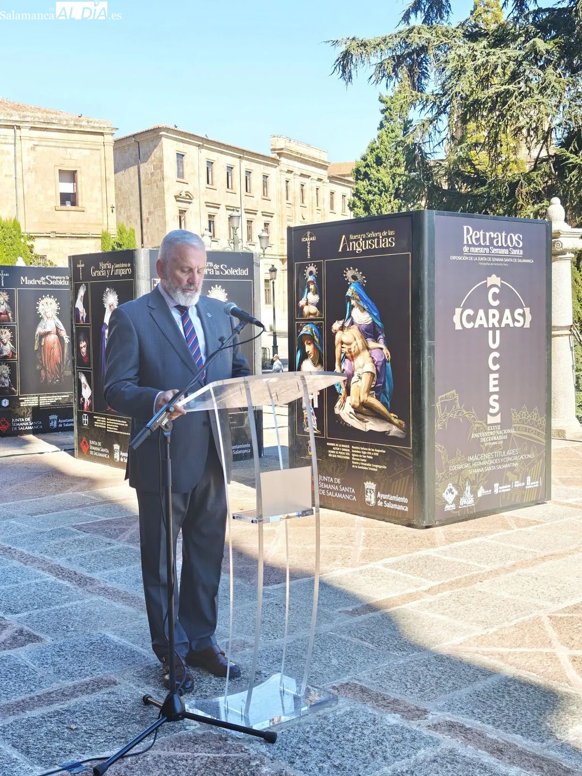 Inauguración de la exposición 'Caras y Cruces' en el atrio de la Catedral de Salamanca. Fotos: Facebook Junta de Semana Santa de Salamanca