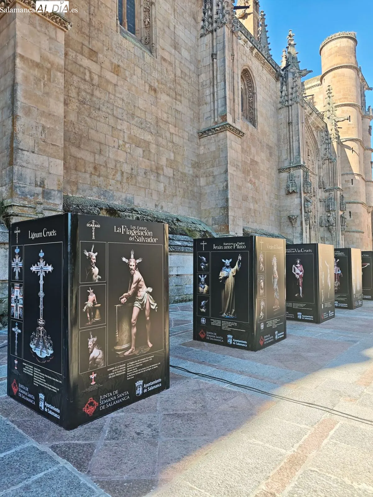 Inauguración de la exposición 'Caras y Cruces' en el atrio de la Catedral de Salamanca. Fotos: Facebook Junta de Semana Santa de Salamanca