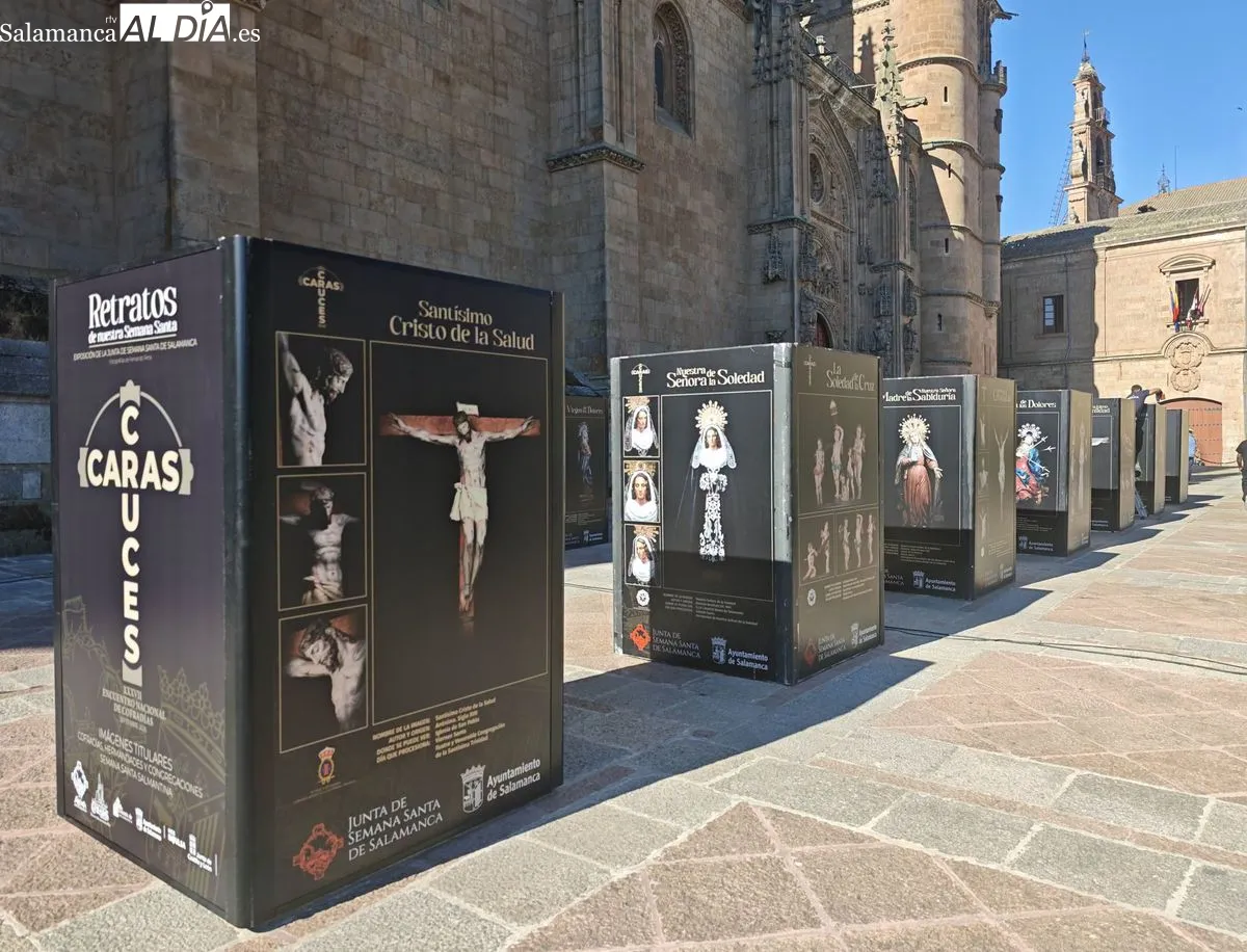 Inauguración de la exposición 'Caras y Cruces' en el atrio de la Catedral de Salamanca. Fotos: Facebook Junta de Semana Santa de Salamanca
