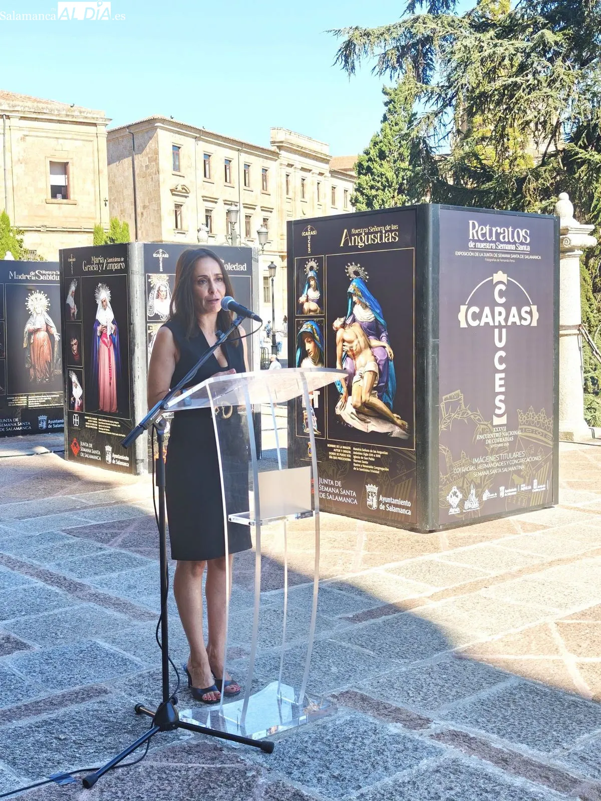 Inauguración de la exposición 'Caras y Cruces' en el atrio de la Catedral de Salamanca. Fotos: Facebook Junta de Semana Santa de Salamanca