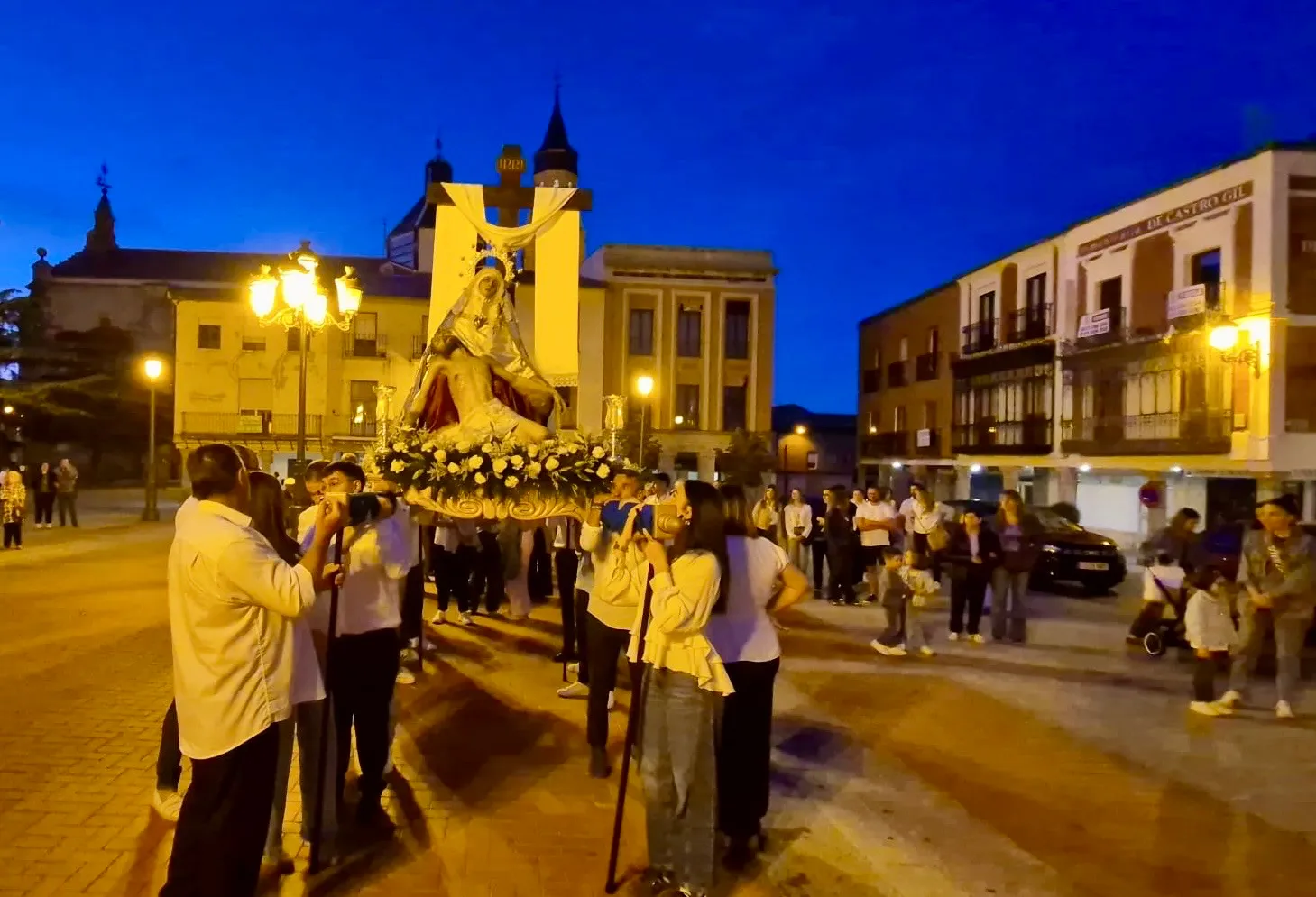 Foto 6 - Vecinos y fieles arropan a Nuestra Se&ntilde;ora de la Piedad en su salida extraordinaria organizada por la cofrad&iacute;a de la Vera Cruz