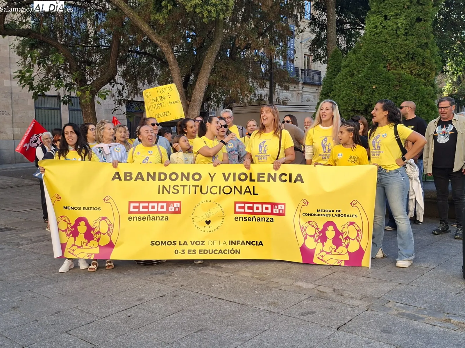Concentración de las educadoras del primer nivel de Educación Infantil en la plaza de Los Bandos de Salamanca. Fotos: R.M.G.