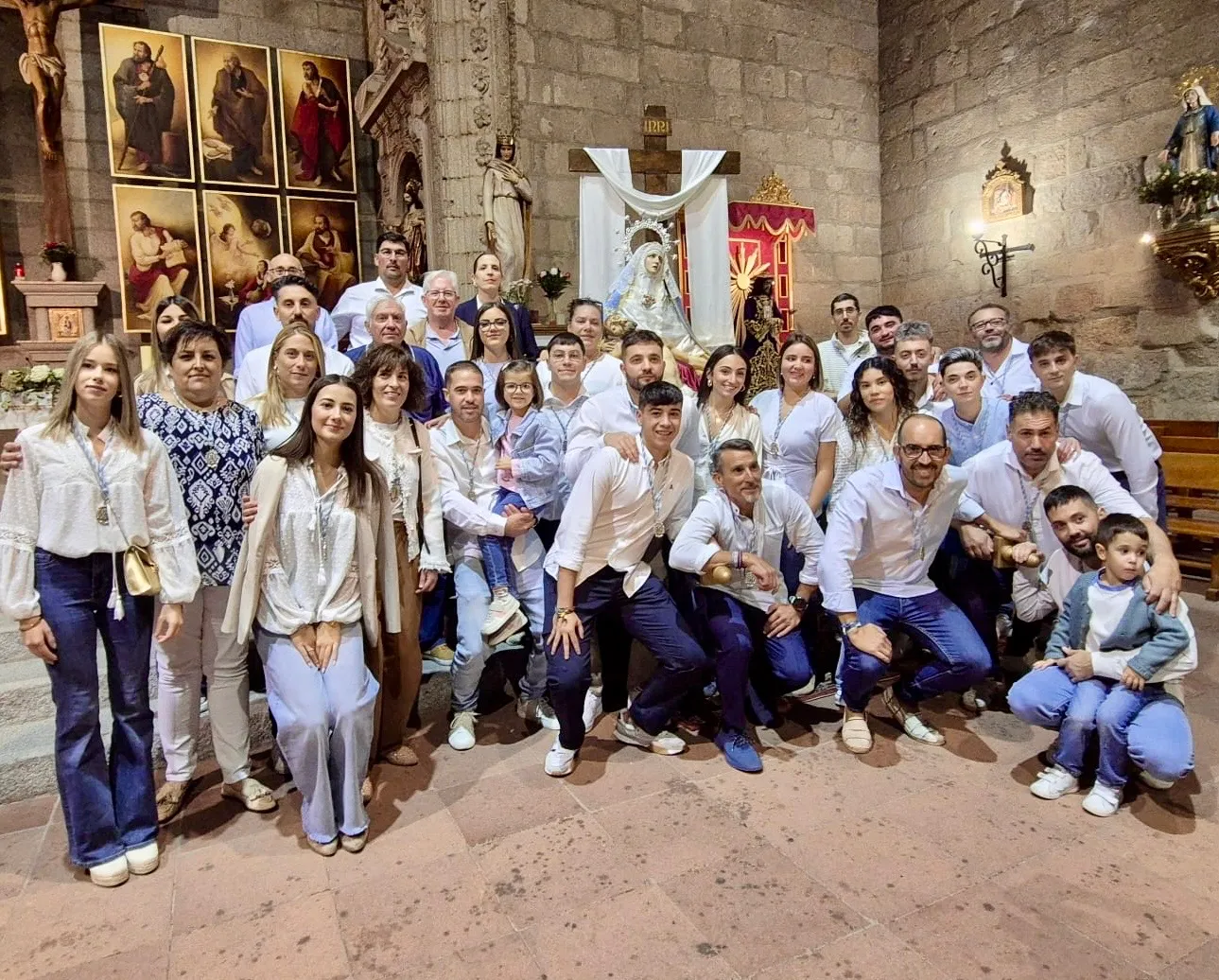 Foto 3 - Vecinos y fieles arropan a Nuestra Se&ntilde;ora de la Piedad en su salida extraordinaria organizada por la cofrad&iacute;a de la Vera Cruz