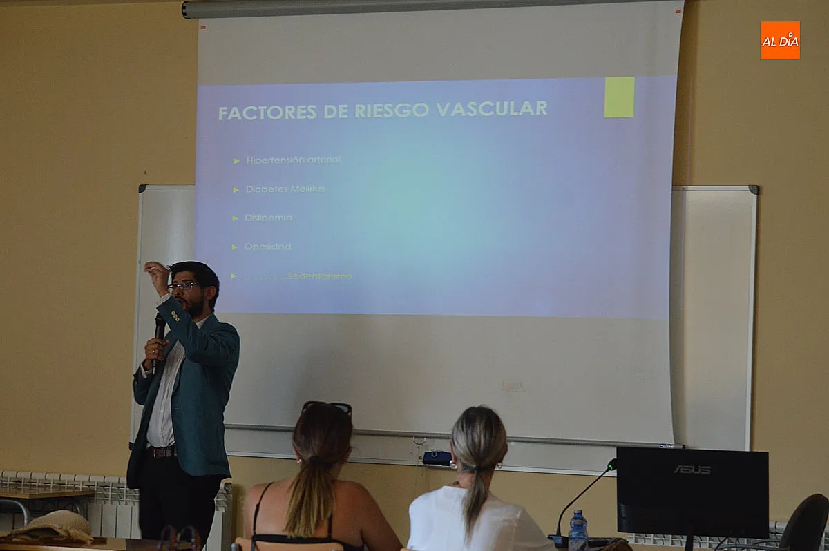 Foto 10 - La charla de AFAD por el D&iacute;a del Alzheimer re&uacute;ne a una treintena de personas en la UNED