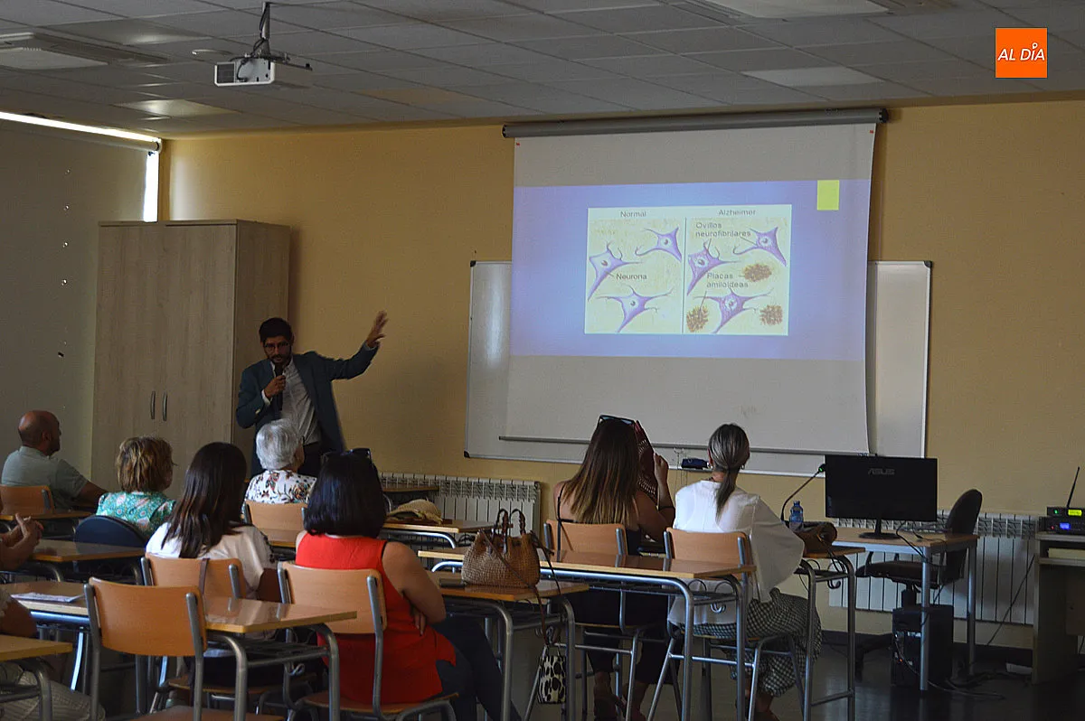 Foto 2 - La charla de AFAD por el D&iacute;a del Alzheimer re&uacute;ne a una treintena de personas en la UNED