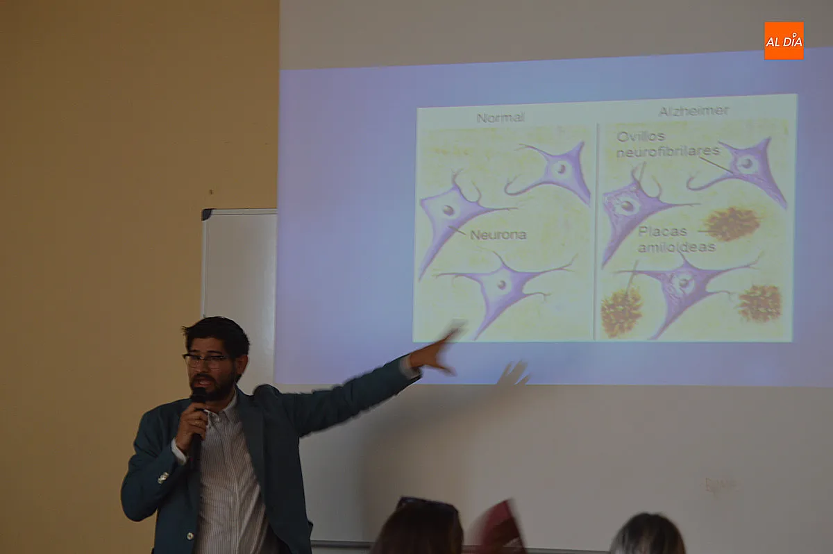 Foto 3 - La charla de AFAD por el D&iacute;a del Alzheimer re&uacute;ne a una treintena de personas en la UNED