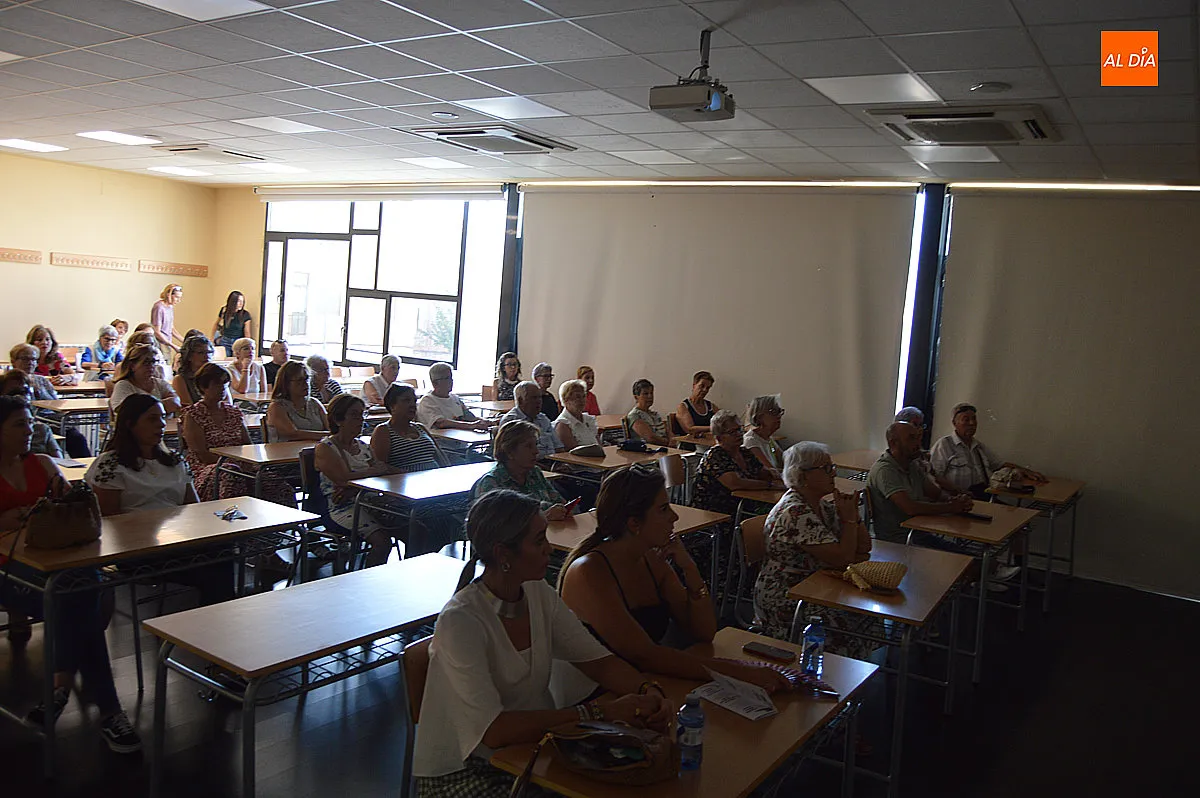 Foto 4 - La charla de AFAD por el D&iacute;a del Alzheimer re&uacute;ne a una treintena de personas en la UNED