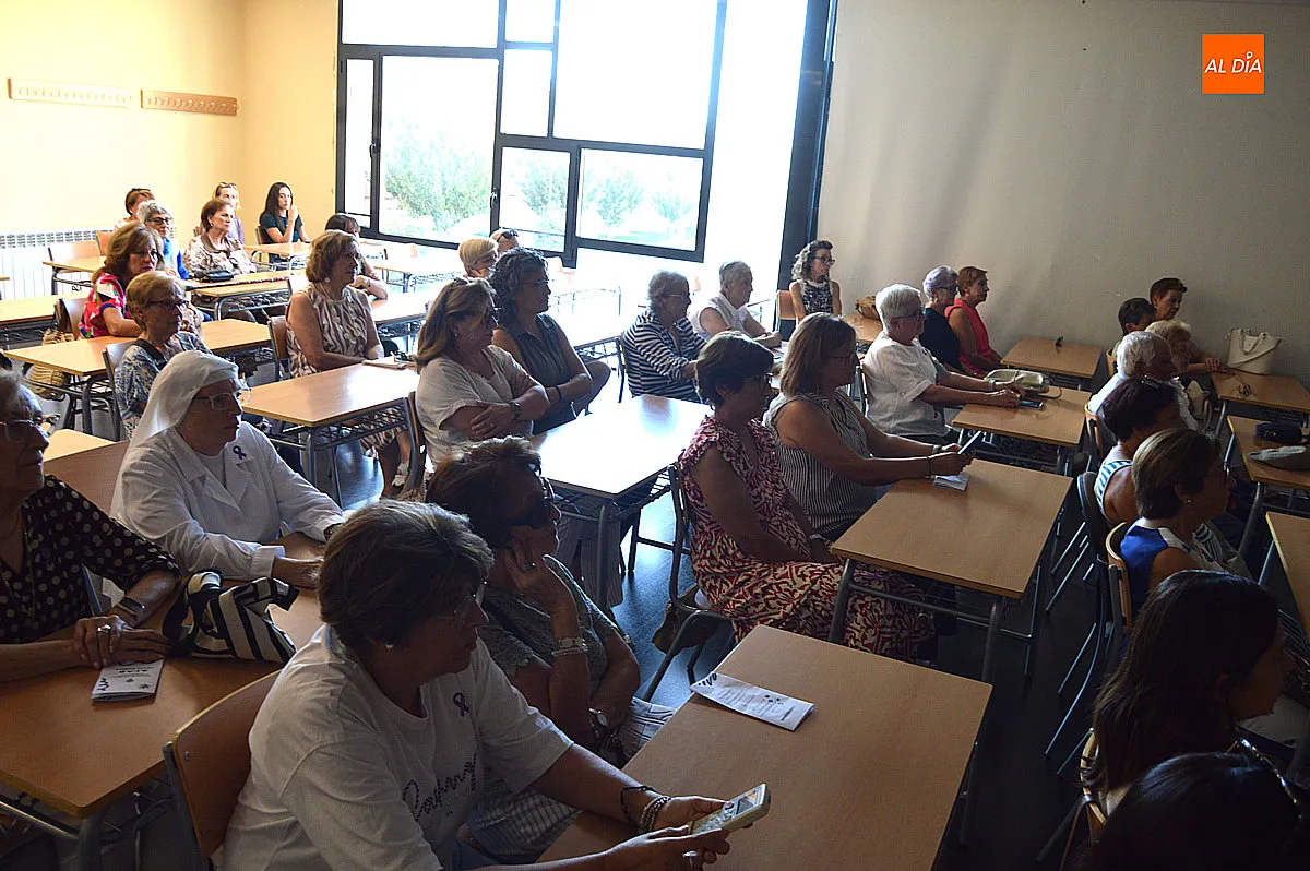 Foto 6 - La charla de AFAD por el D&iacute;a del Alzheimer re&uacute;ne a una treintena de personas en la UNED