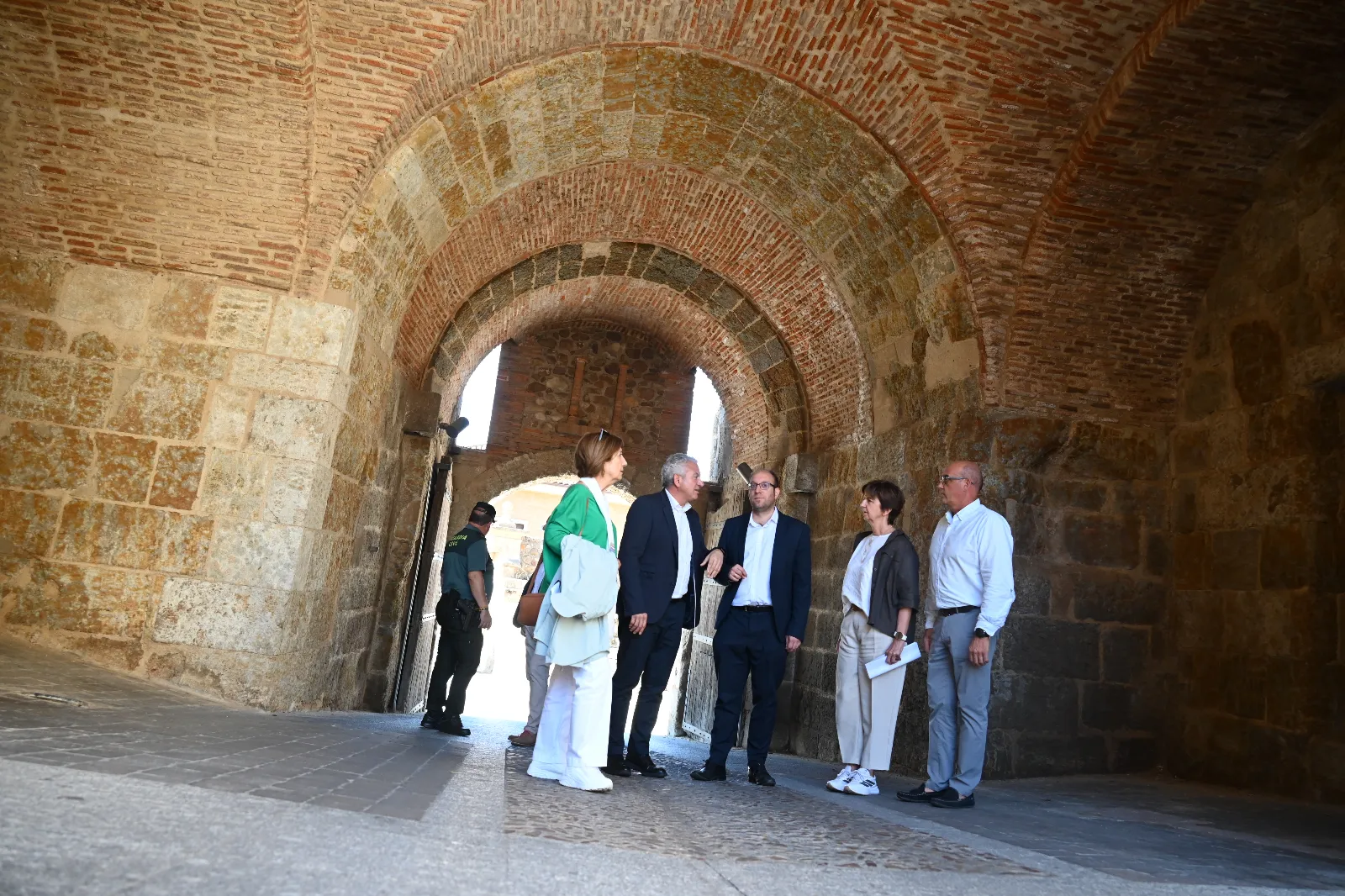 Foto 2 - La conservaci&oacute;n de la muralla y el Plan Director centran la visita de Nicanor Sen a Ciudad Rodrigo