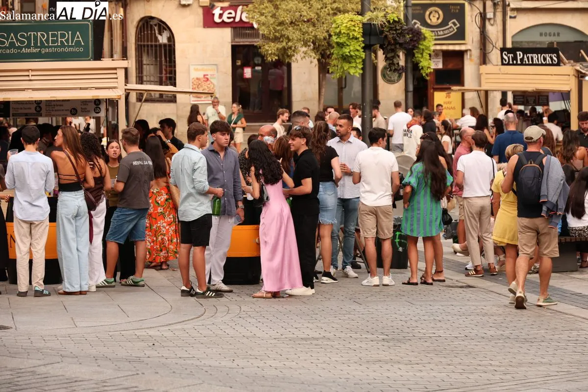 Primer sábado de 'caseteo' en la plaza del Mercado | Fotos: David Sañudo