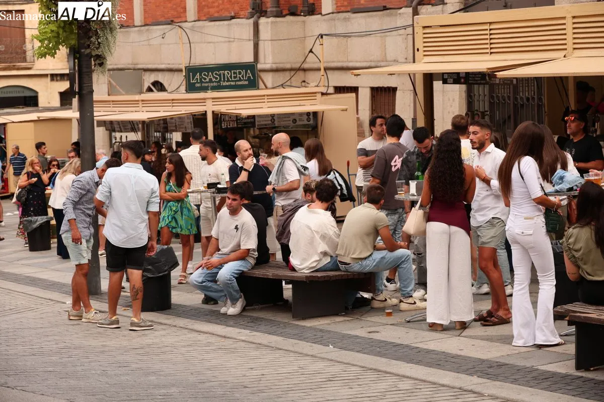 Primer sábado de 'caseteo' en la plaza del Mercado | Fotos: David Sañudo
