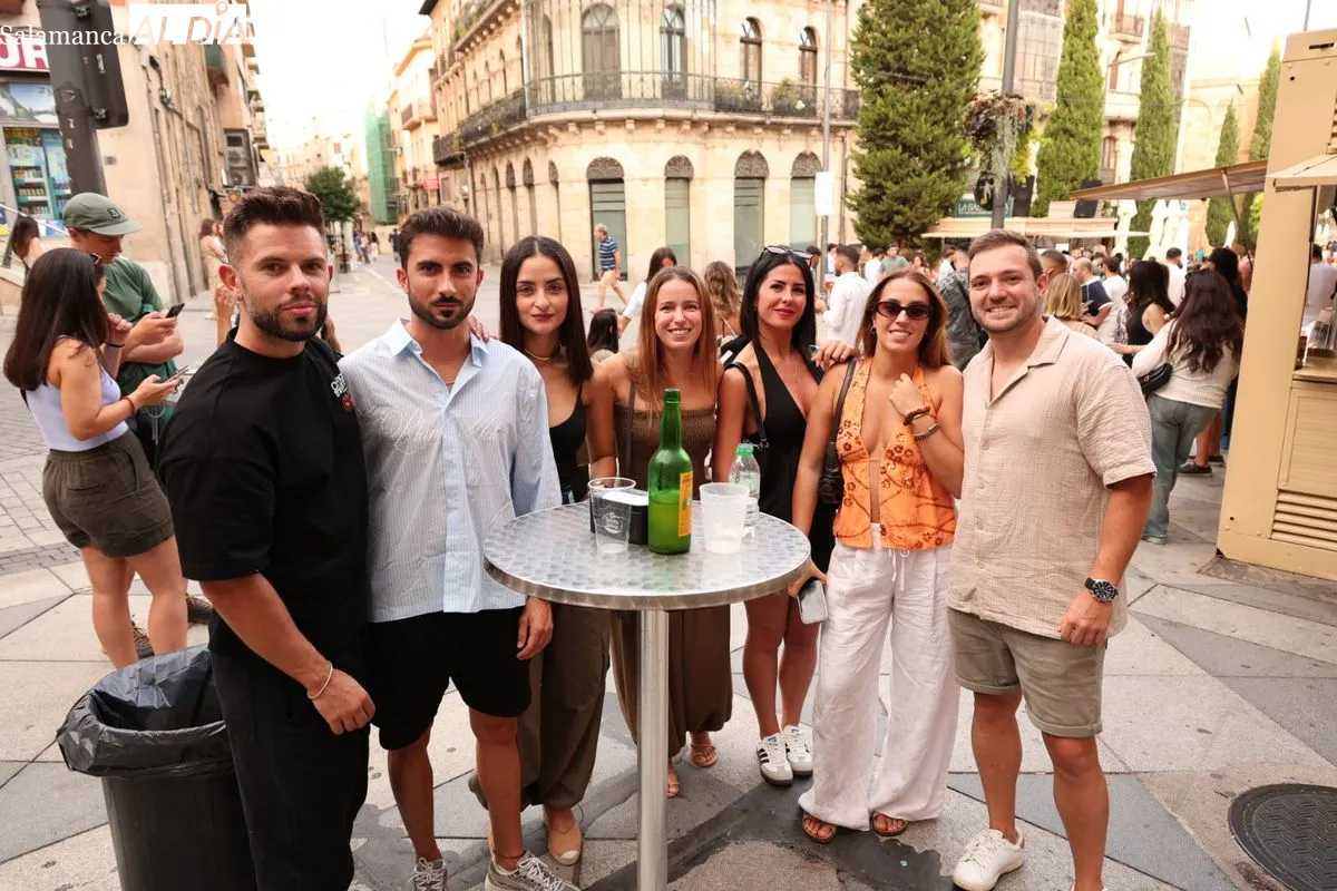 Primer sábado de 'caseteo' en la plaza del Mercado | Fotos: David Sañudo