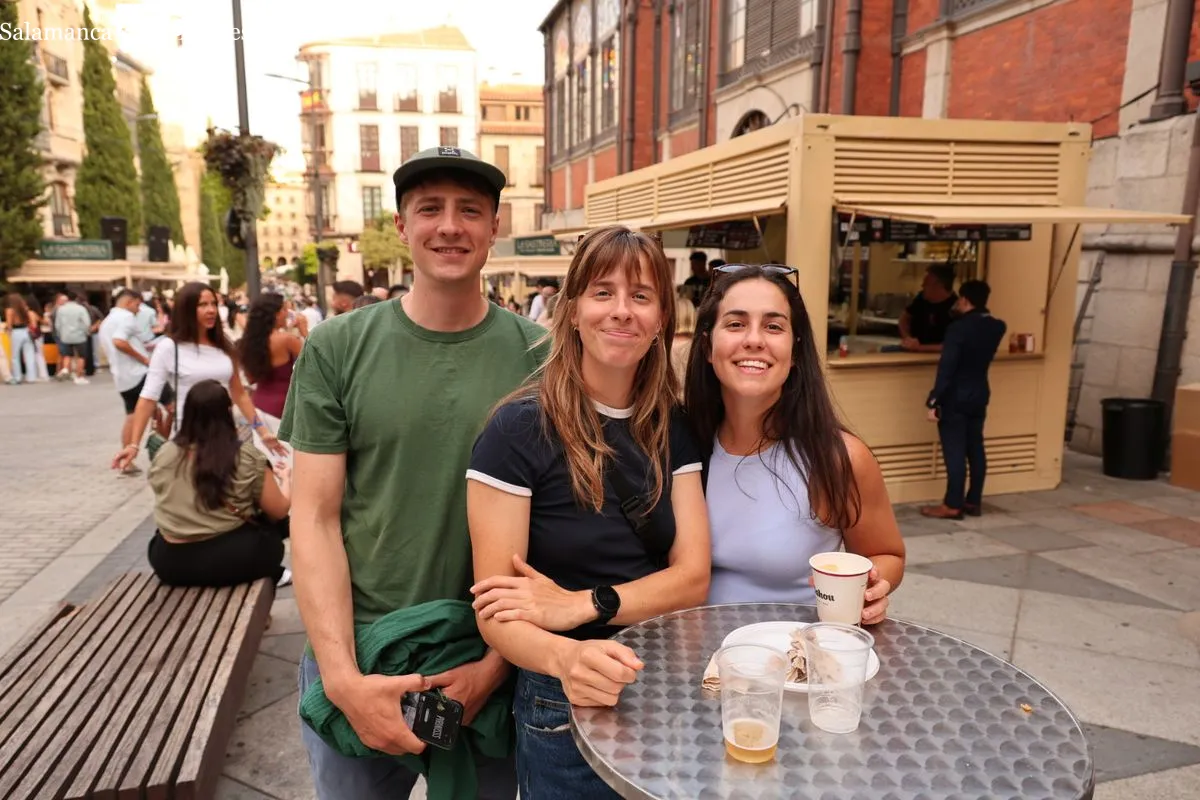 Primer sábado de 'caseteo' en la plaza del Mercado | Fotos: David Sañudo