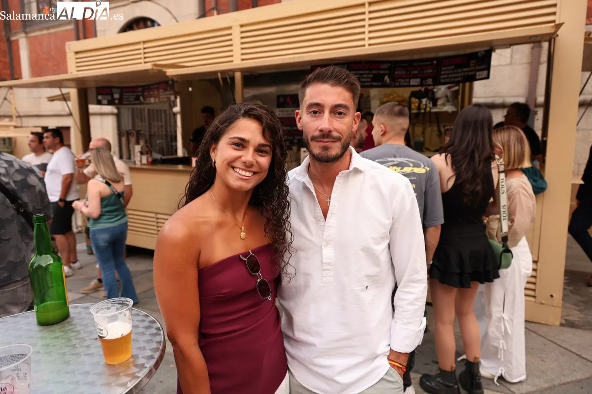 Primer sábado de 'caseteo' en la plaza del Mercado | Fotos: David Sañudo