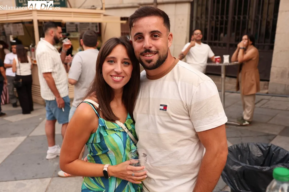 Primer sábado de 'caseteo' en la plaza del Mercado | Fotos: David Sañudo