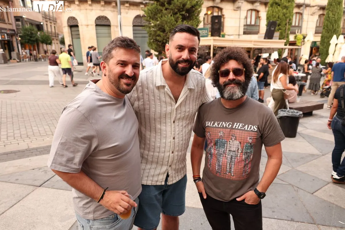 Primer sábado de 'caseteo' en la plaza del Mercado | Fotos: David Sañudo