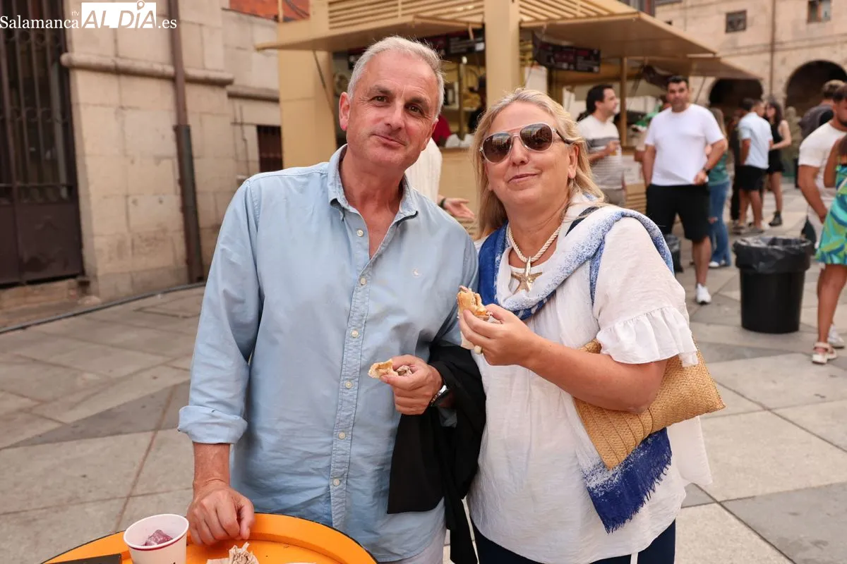 Primer sábado de 'caseteo' en la plaza del Mercado | Fotos: David Sañudo
