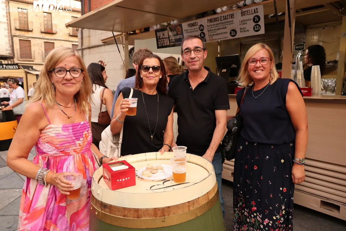 Primer sábado de 'caseteo' en la plaza del Mercado | Fotos: David Sañudo