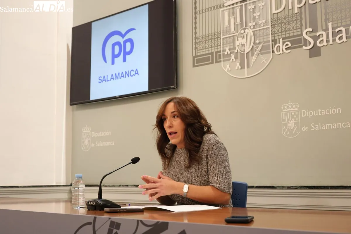 La portavoz del PP en la Diputación de Salamanca, Pilar Sánchez, defiende la gestión del presidente durante sus 15 años de mandato. Foto de David Sañudo