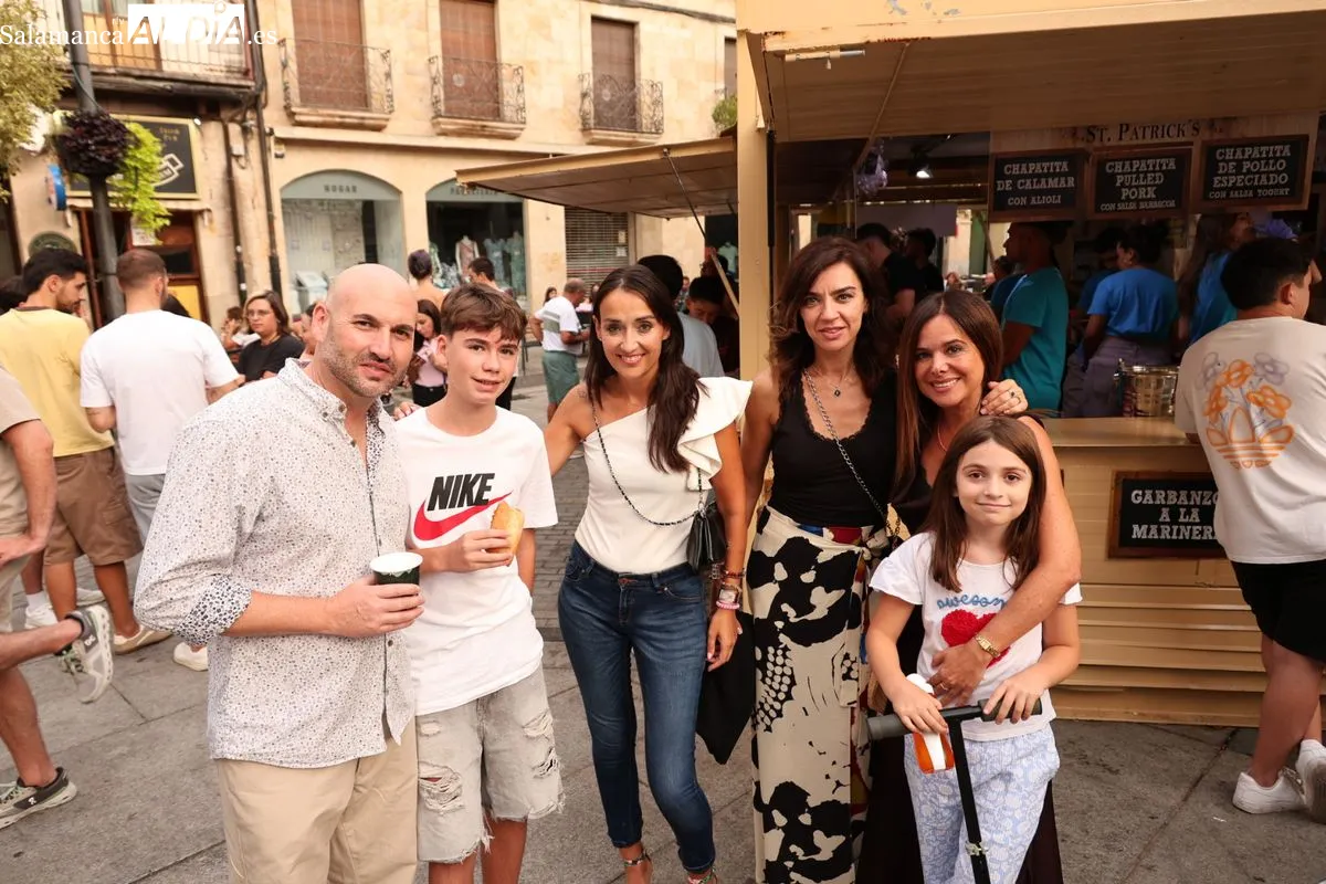 Primer sábado de 'caseteo' en la plaza del Mercado | Fotos: David Sañudo