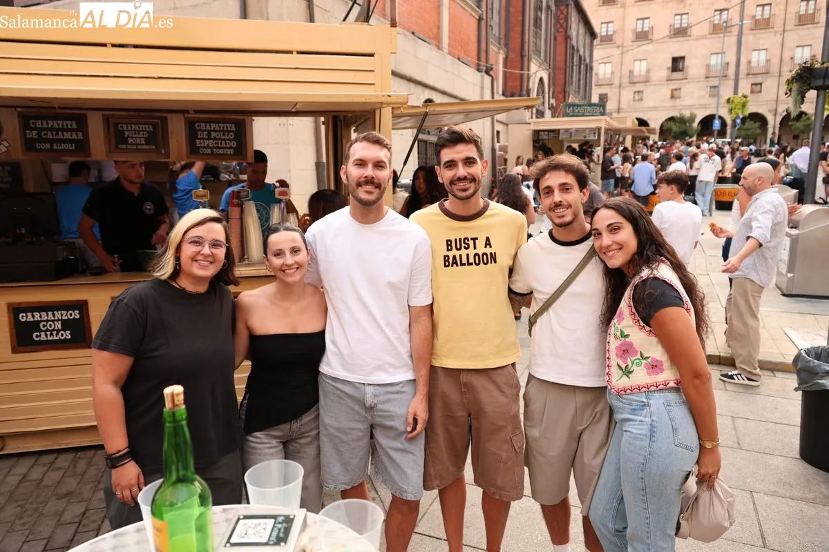 Primer sábado de 'caseteo' en la plaza del Mercado | Fotos: David Sañudo