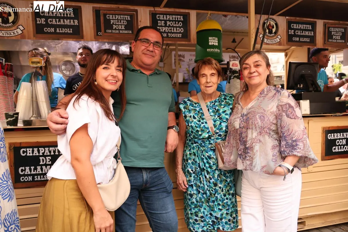 Primer sábado de 'caseteo' en la plaza del Mercado | Fotos: David Sañudo