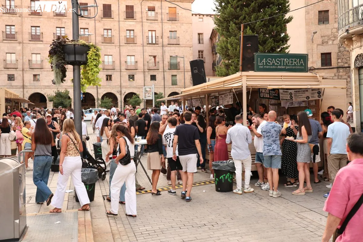 Primer sábado de 'caseteo' en la plaza del Mercado | Fotos: David Sañudo