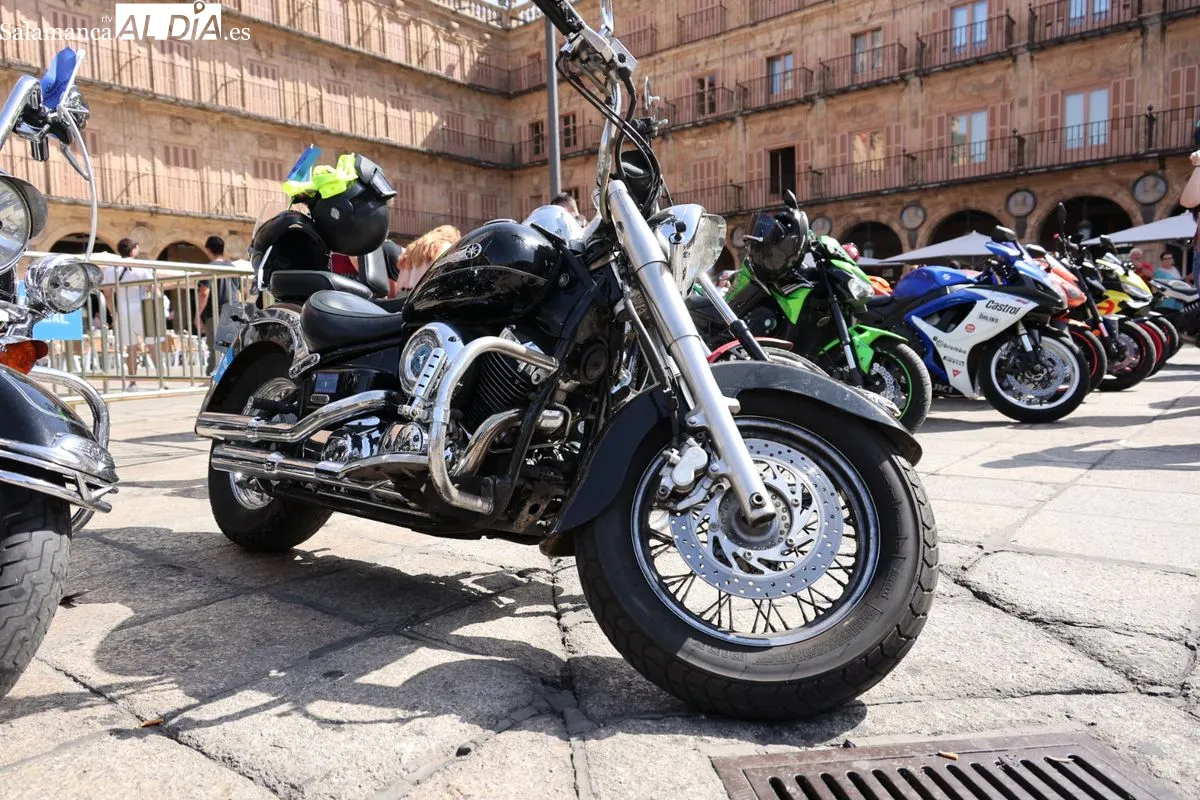 El rugido de las motos llega a la Plaza Mayor de Salamanca | Fotos: David Sañudo
