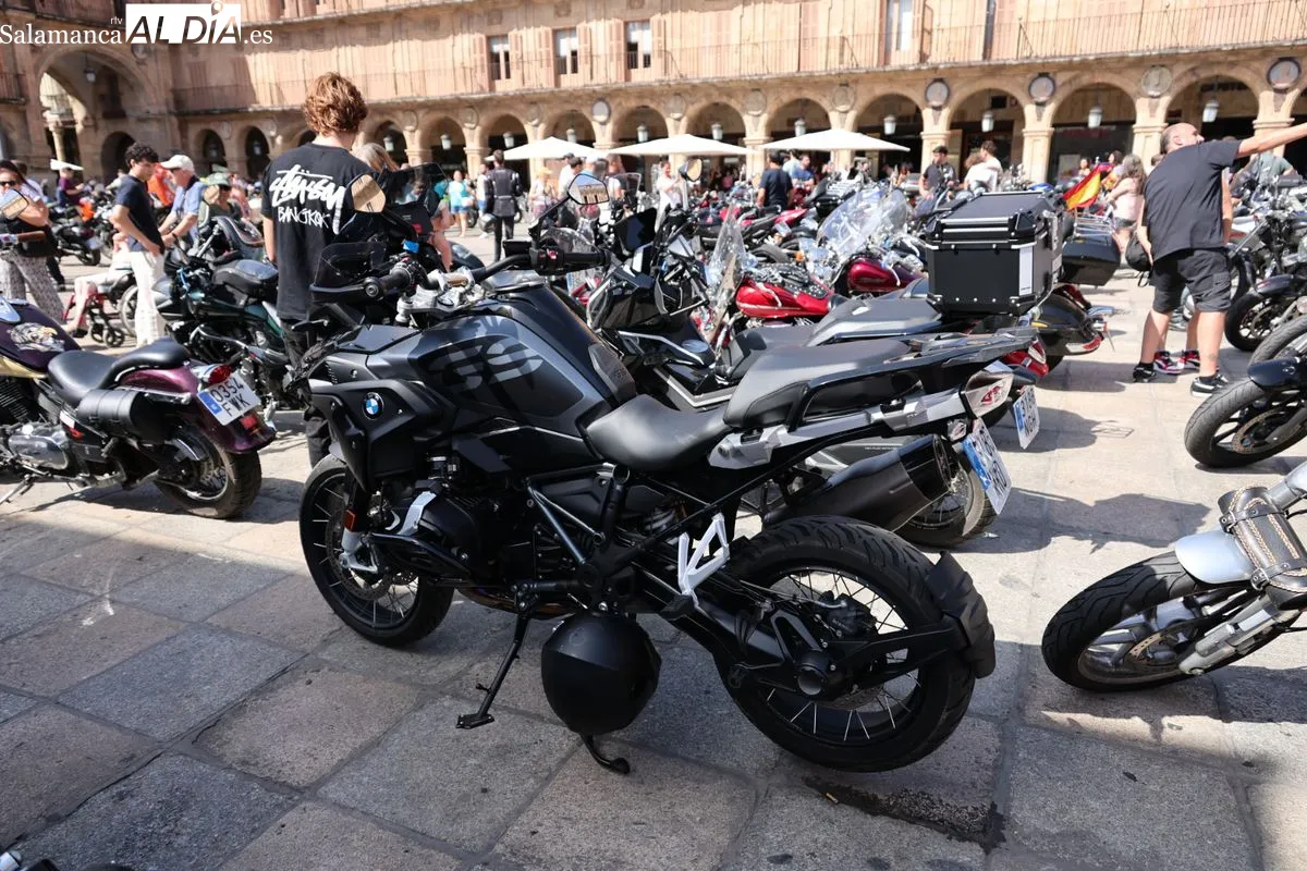 El rugido de las motos llega a la Plaza Mayor de Salamanca | Fotos: David Sañudo