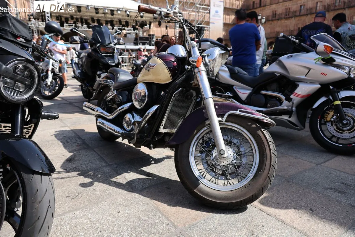 El rugido de las motos llega a la Plaza Mayor de Salamanca | Fotos: David Sañudo