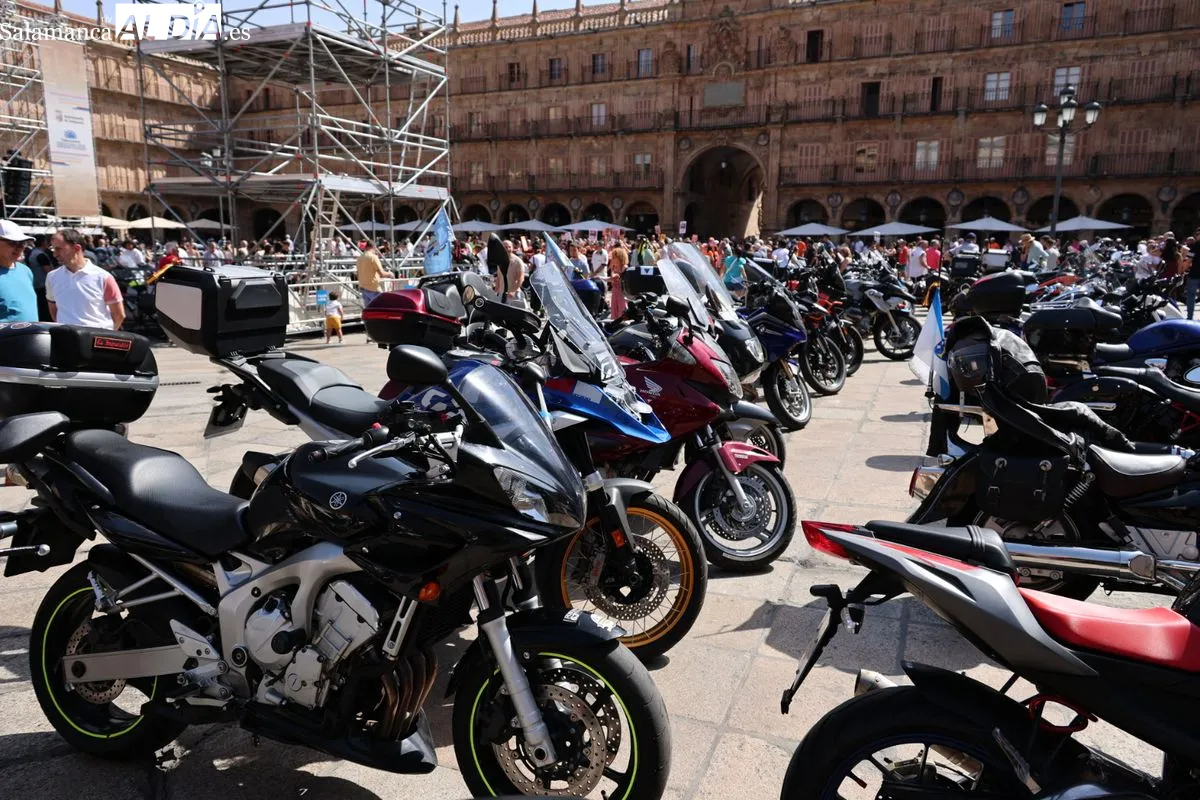El rugido de las motos llega a la Plaza Mayor de Salamanca | Fotos: David Sañudo