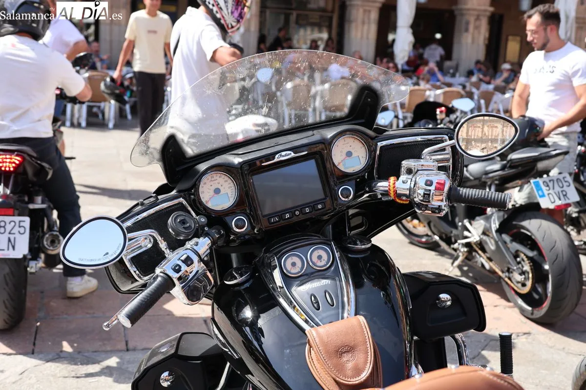 El rugido de las motos llega a la Plaza Mayor de Salamanca | Fotos: David Sañudo