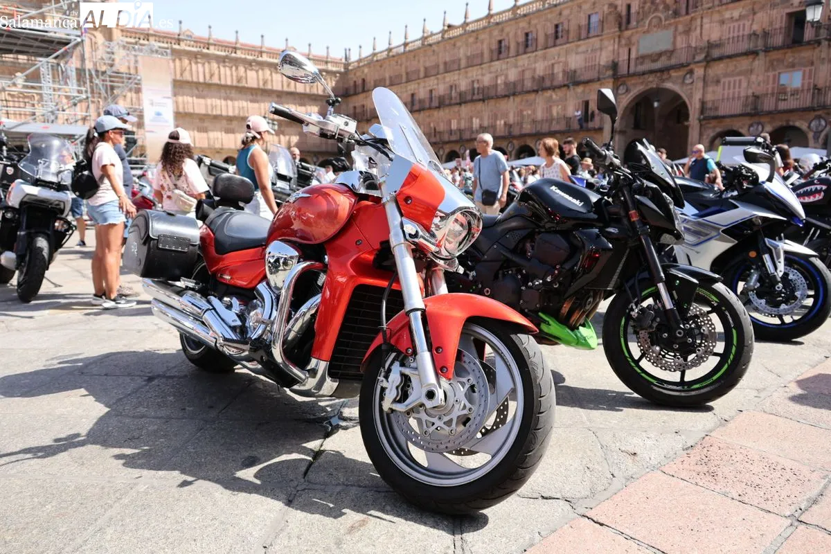 El rugido de las motos llega a la Plaza Mayor de Salamanca | Fotos: David Sañudo