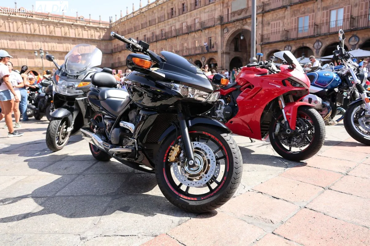 El rugido de las motos llega a la Plaza Mayor de Salamanca | Fotos: David Sañudo