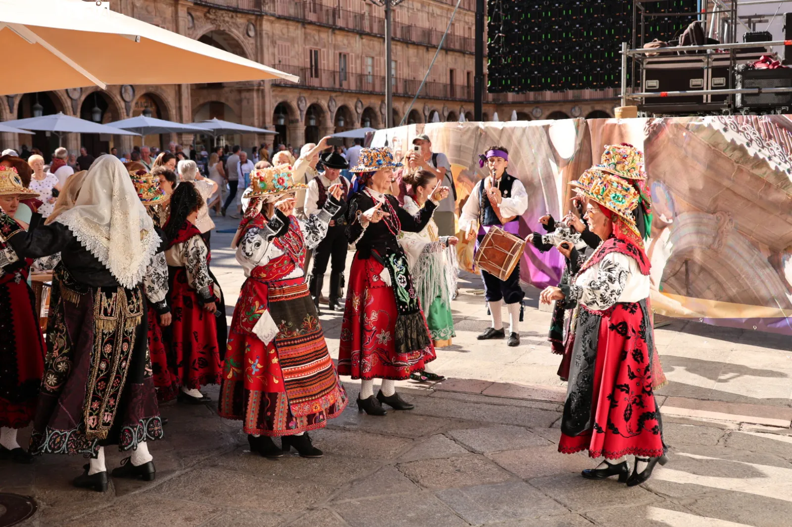 Desfile de la Corporación municipal de Salamanca para asistir a la eucaristía en honor a la Virgen de la Vega. Fotos: David Sañudo