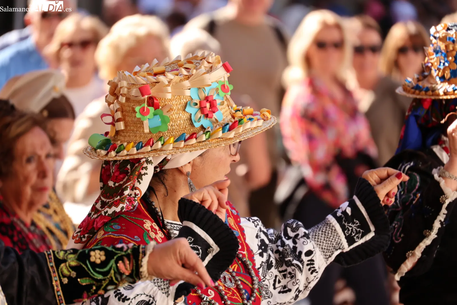 Desfile de la Corporación municipal de Salamanca para asistir a la eucaristía en honor a la Virgen de la Vega. Fotos: David Sañudo