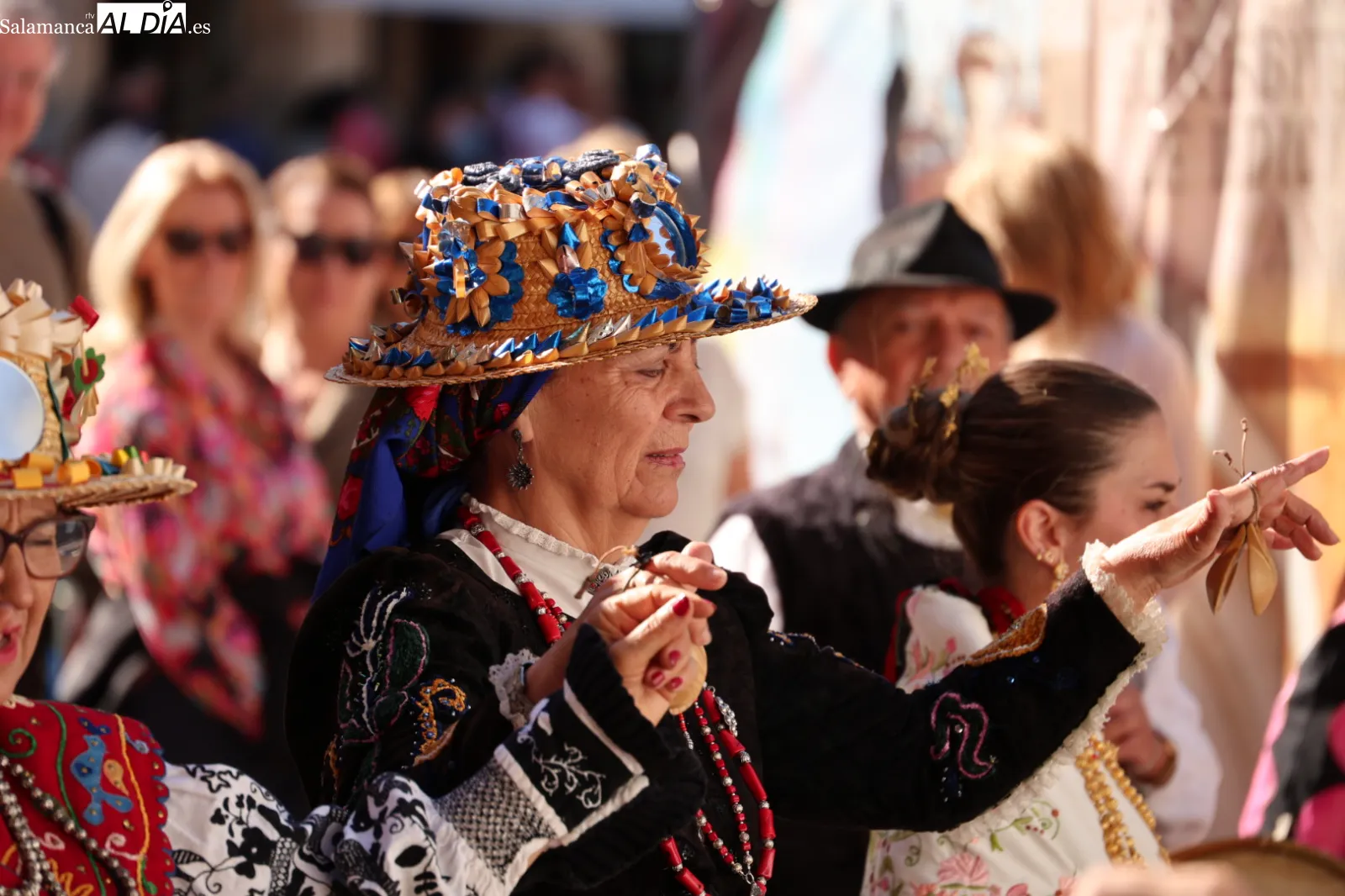 Desfile de la Corporación municipal de Salamanca para asistir a la eucaristía en honor a la Virgen de la Vega. Fotos: David Sañudo
